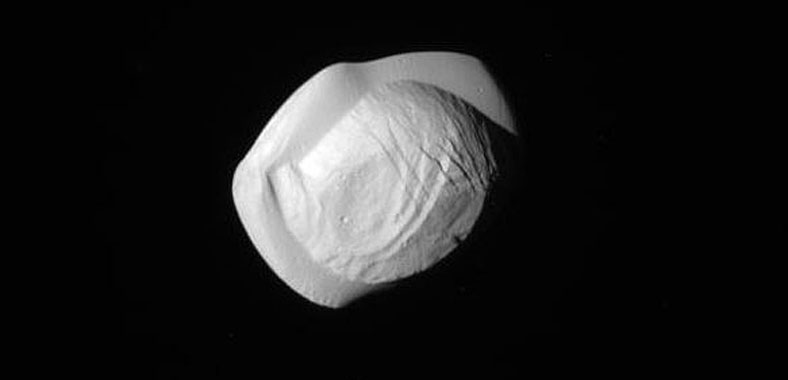 卡尼西飞船拍到环绕土星的“飞碟”