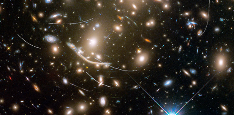 哈勃的“烦恼”：拍摄数十亿光年外星系，小行星来抢镜