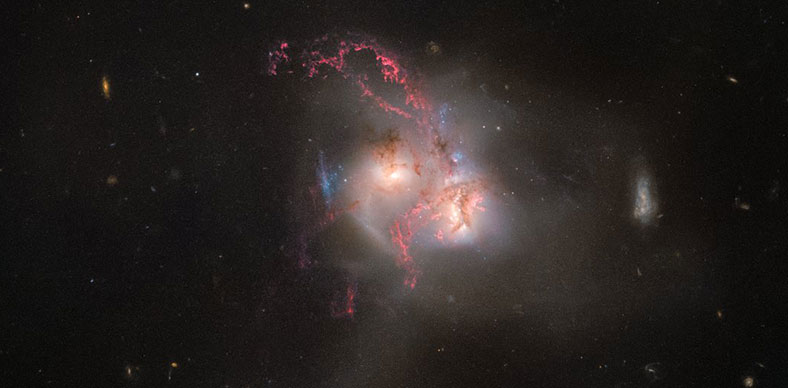 3.5亿光年外两个星系正碰撞合并：预演着银河系的未来
