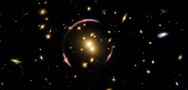 哈勃发现新的爱因斯坦环！星系团扭曲时空创造优雅弧线