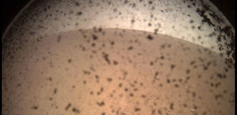 洞察号成功着陆火星传回首张图像
