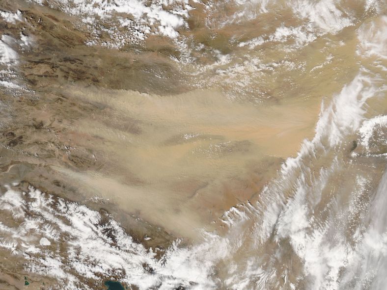 今年最强沙尘天气肆虐我国：从太空上看是这个样子