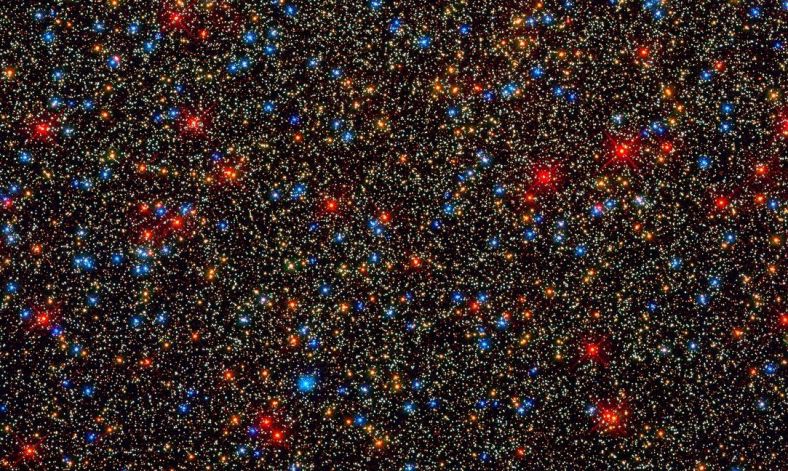 半人马座Ω星团核心区域色彩各异的恒星