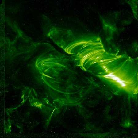 2003年10月28日，太阳喷发出大量的冠状磁性微粒。