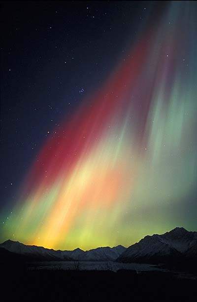 2003年10月29日，美国阿拉斯加州安克雷奇的东北部山脉上空出现美丽的极光。