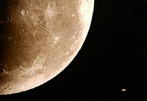月球与土星，土星的光环亦清晰可见