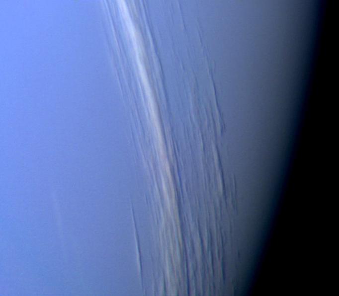 轮廓凸起的海王星云带（旅行者二号摄）