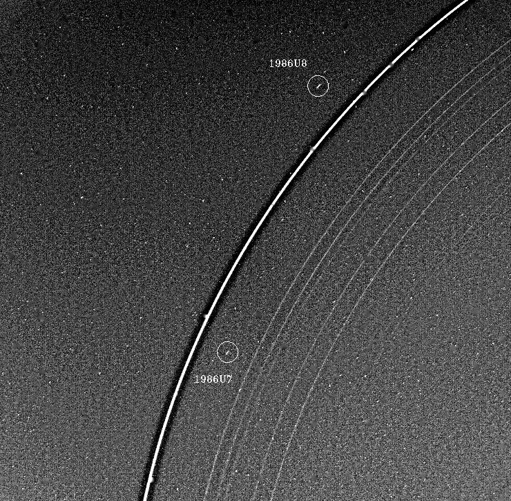天王星的光环和两颗由旅行者二号发现的天王星卫星1986U7 和 1986U8 （旅行者二号摄）