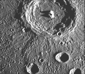 水星表面的一个中间凸起的陨石坑