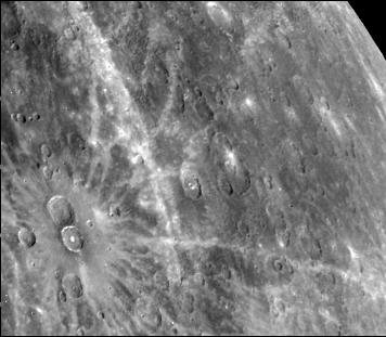 水星表面的一个有显著辐射纹的陨石坑