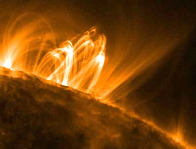 2002年5月15日，美国航空航天局公布的日冕环景象照片。