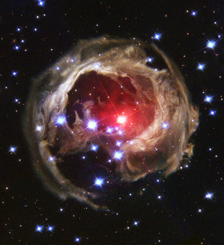 “哈勃”太空望远镜拍摄的“V838Mon”恒星照片