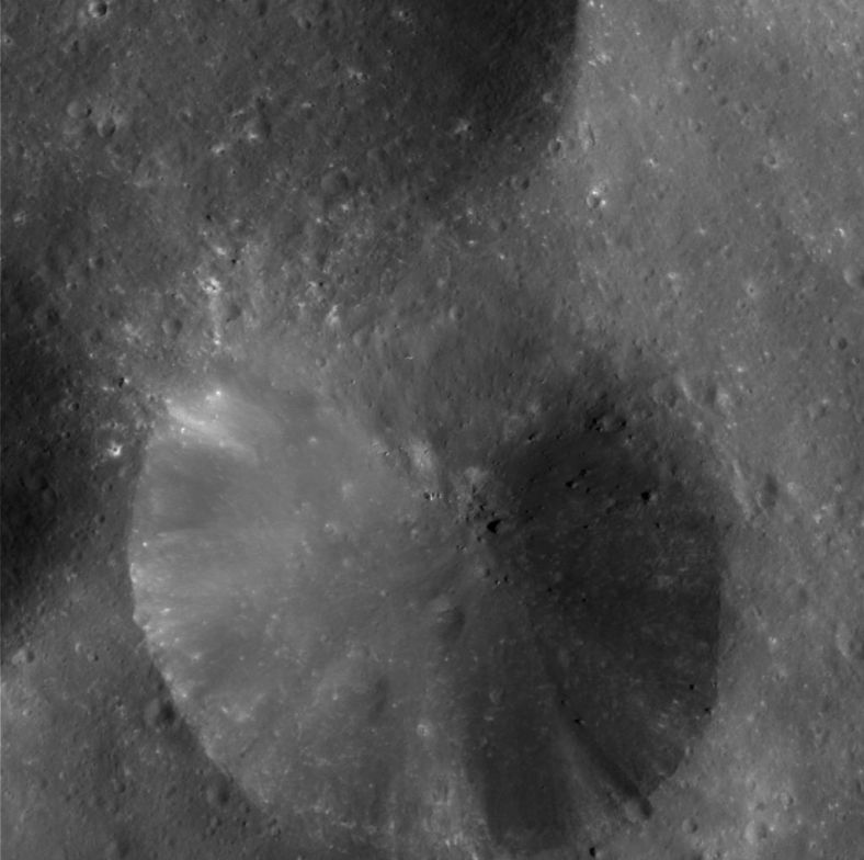 土卫九Phoebe的表面的一个环形山特写（卡西尼号探测器摄）