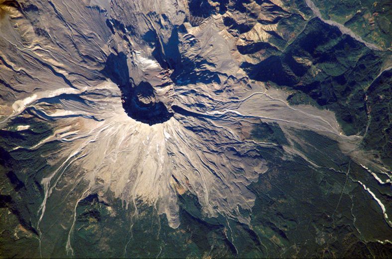 从国际空间站拍摄的圣海伦火山（Mount St. Helens）