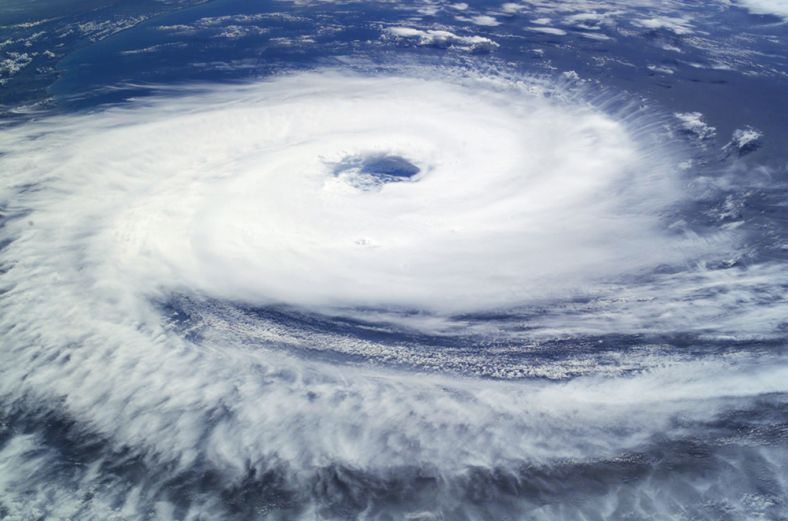 2004年3月28日形成于南大西洋上的飓风（拍摄于国际空间站）
