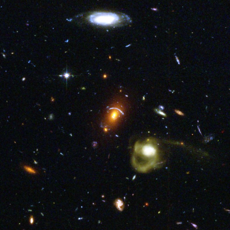 哈勃意外发现数个星系 捕捉到引力透镜现象