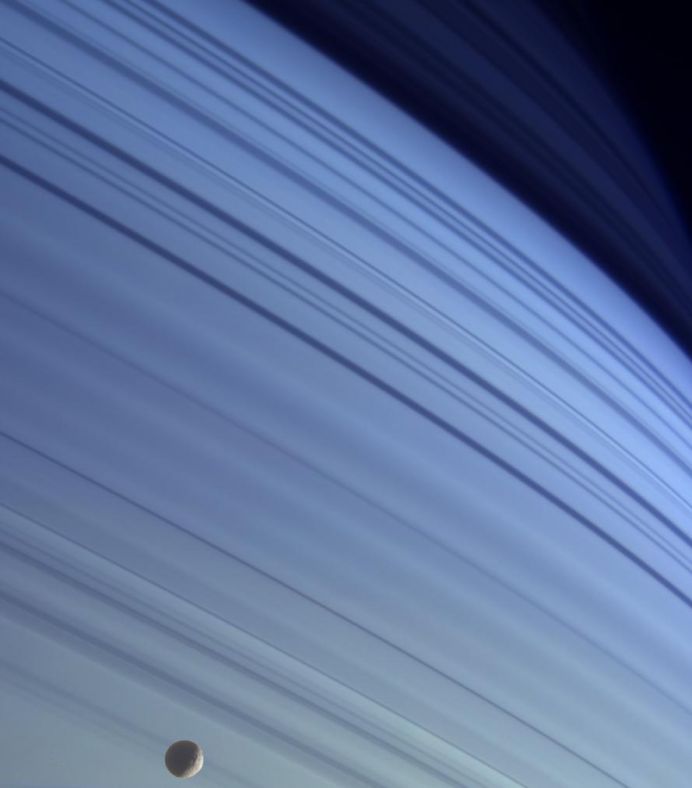 土星北半球的蓝色
