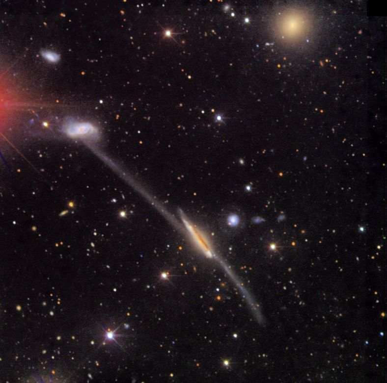怪异的星系Arp 295