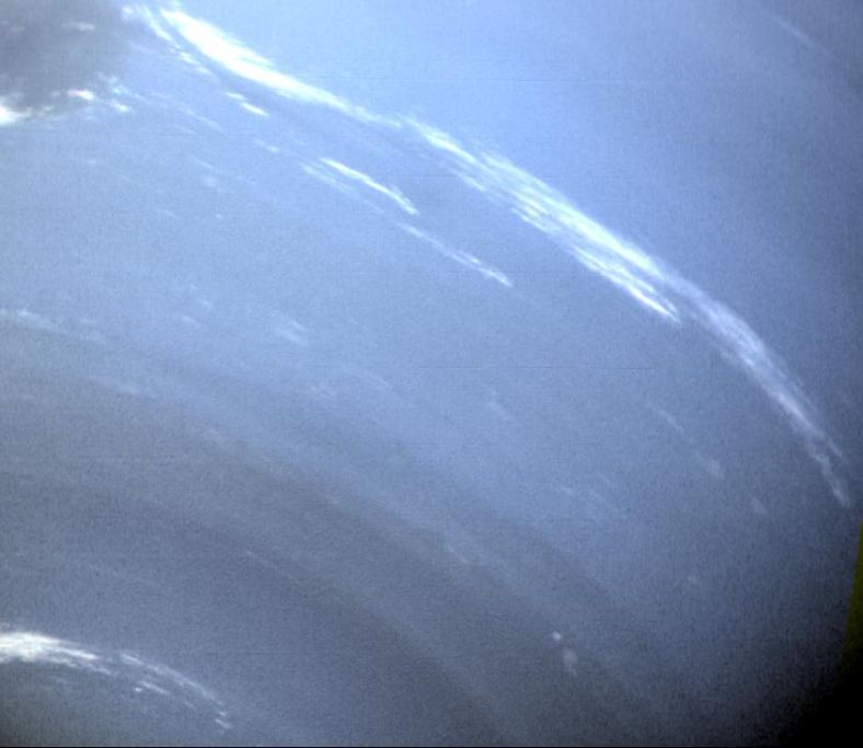 海王星大气中的云带（旅行者二号摄）