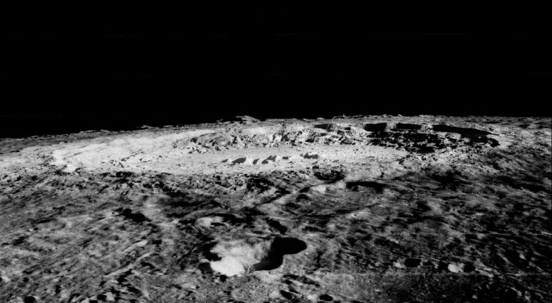 月球卫星在距月面上空610公里的轨道上拍摄的哥白尼环山照片