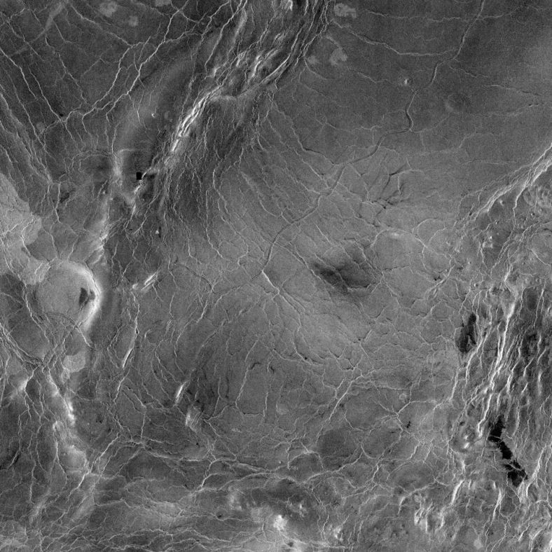 金星表面的沟壑，它是目前太阳系天体中已知的最长的沟