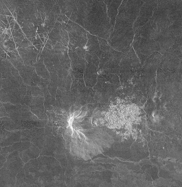 金星表面的火山，周围有许多的堆积物