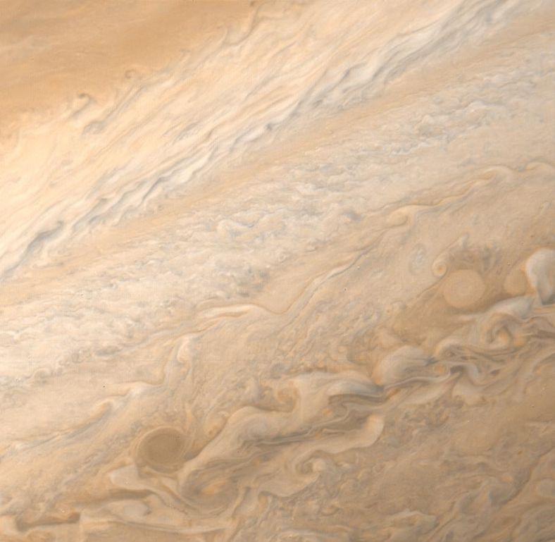 木星中纬度地区高速运动的云带（伽利略号摄）