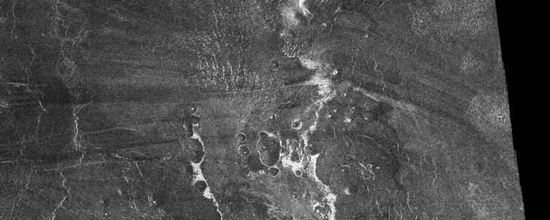 金星的火山沉积物在风的作用下形成了图中的“条纹”