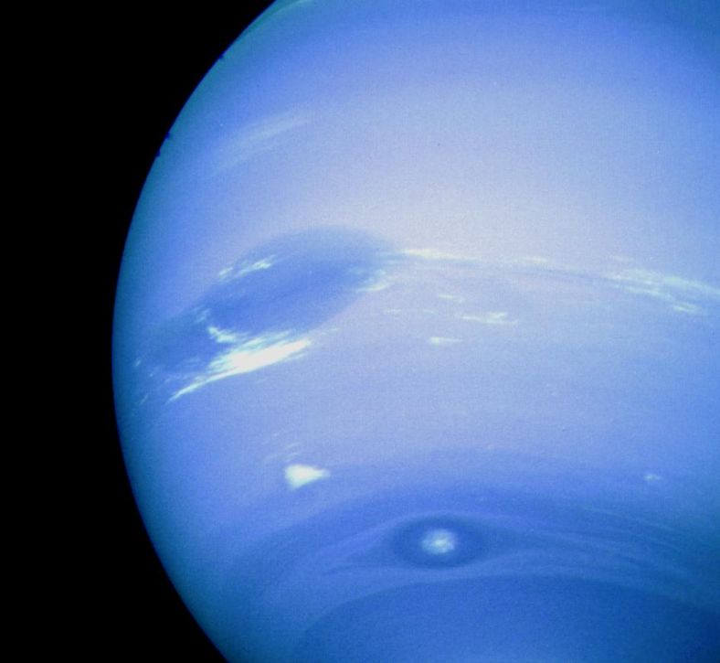 海王星的大暗斑（左上），下面是它的一个小暗斑，不同的是小暗斑的中心是白色的。（旅行者二号摄）