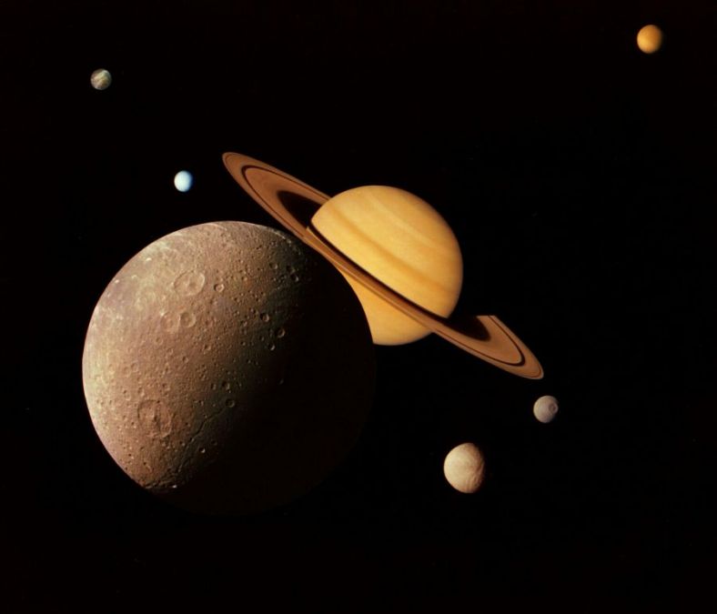 土星和她的卫星（旅行者一号摄）