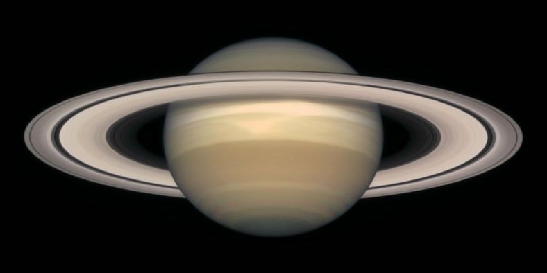 1998年10月拍摄的土星（哈勃太空望远镜摄）