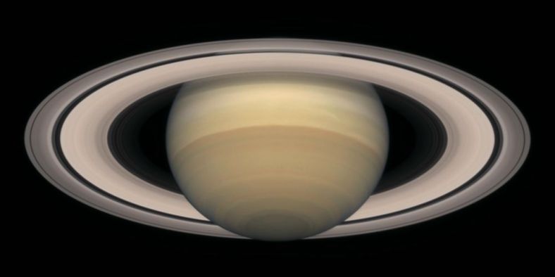 2000年10月拍摄的土星（哈勃太空望远镜摄）