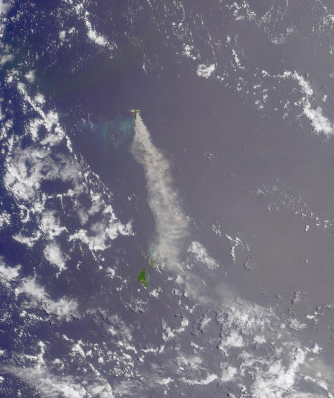 卫星拍摄到的岛屿上的一次火山喷发