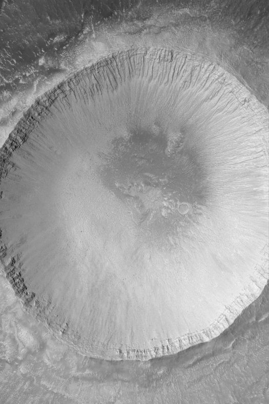 火星的一个巨大的环形山，足有3.6公里宽（火星全球勘探者摄）