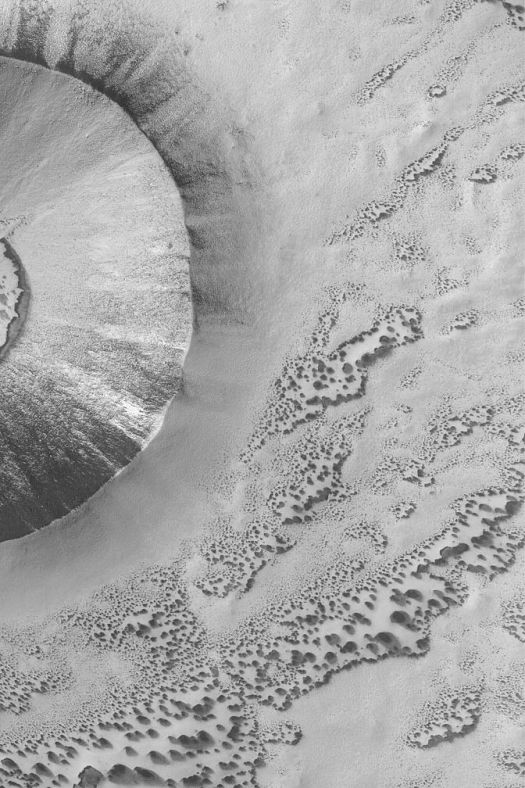火星南极的干冰融化的景象（火星全球勘探者摄）