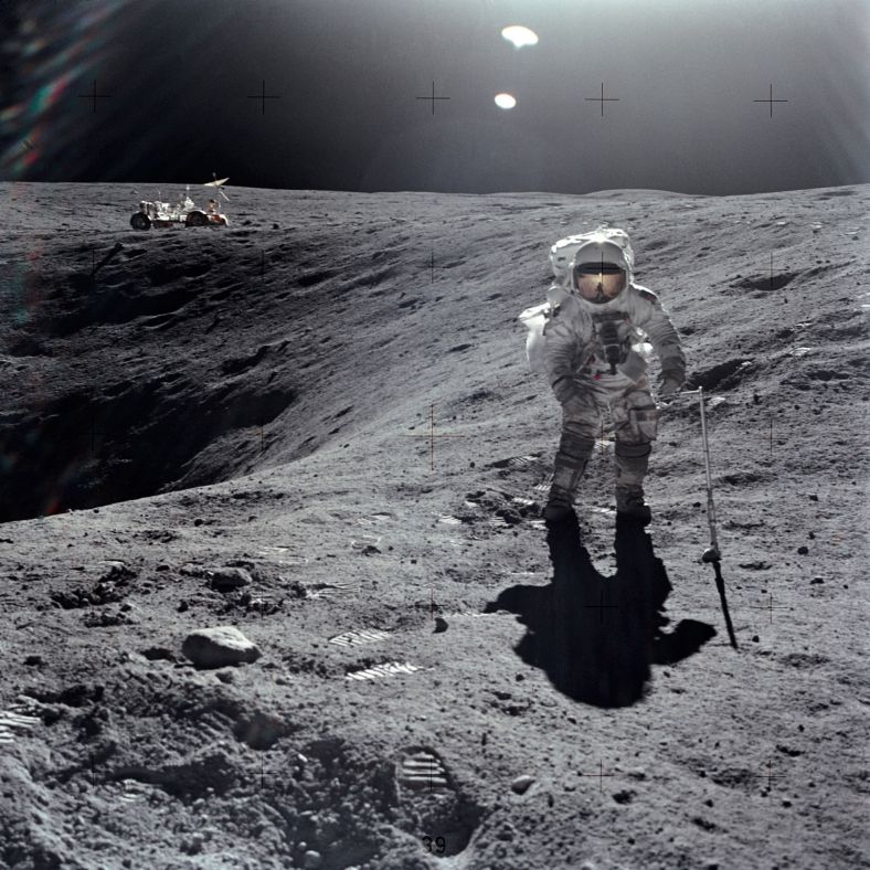 阿波罗16号宇航员采集月球样本