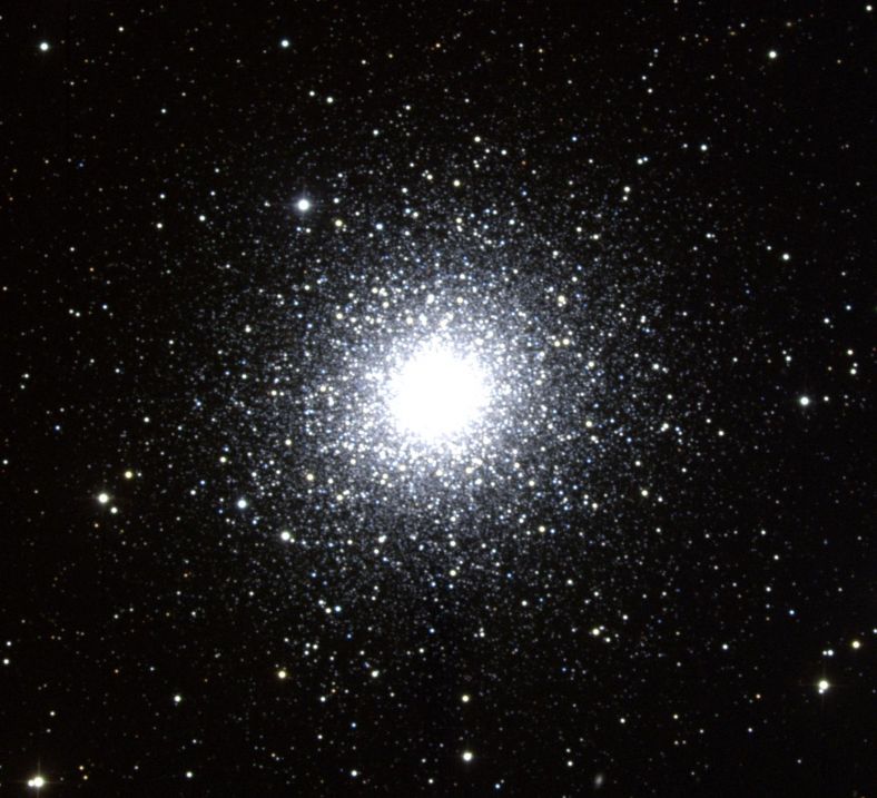 球状星团 M2, 梅西叶弥漫天体表的2号天体，是一个由超过十万颗恒星组成的球状星团，位于宝瓶座 (Aquarius)，距离我们5万光年，直径约为150光年左右，用双筒望远镜就能看见它。