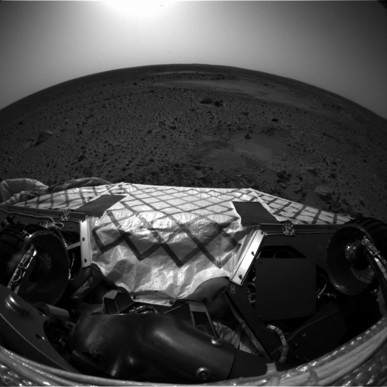 准备驶向火星表面的“勇气号”