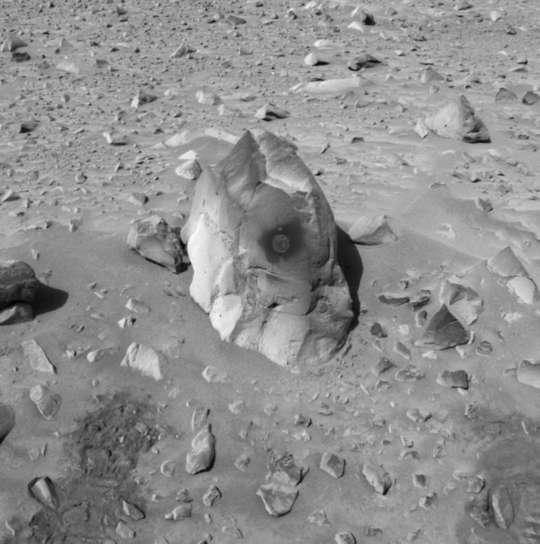 “勇气”号在火星岩石Humphrey表面“开凿”的小洞