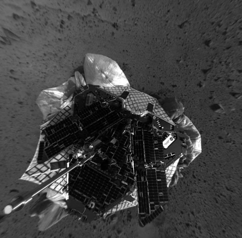 俯视登陆火星的“勇气号”——“勇气号”从火星传回的首批图片之一