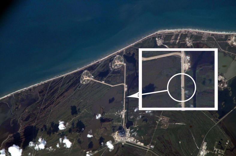 从国际空间站拍摄到的发现号被运往发射场过程中的照片