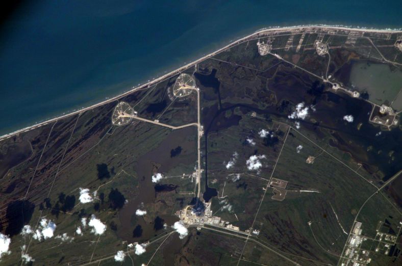 从国际空间站拍摄到的发现号被运往发射场过程中的照片