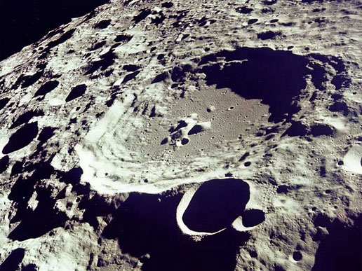 月球表面的一个环行山
