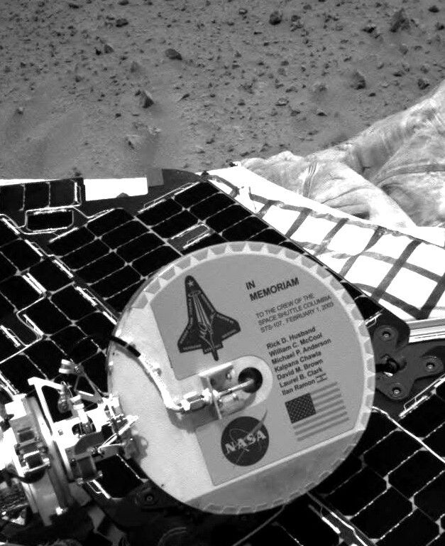 “勇气号”携带的纪念哥伦比亚号航天飞机失事宇航员的金属碟片