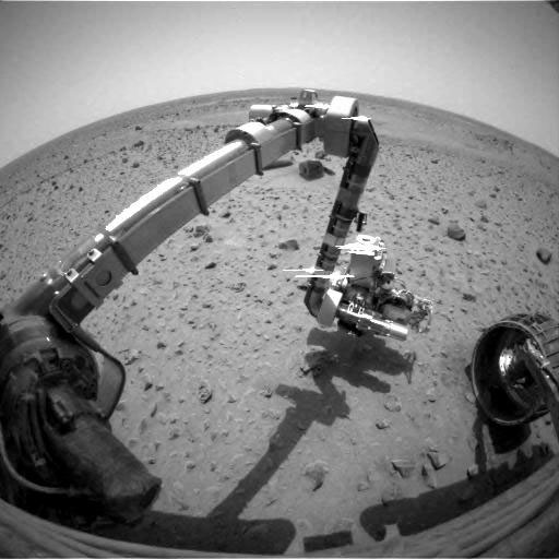 “勇气号”第一次在火星伸出机械臂