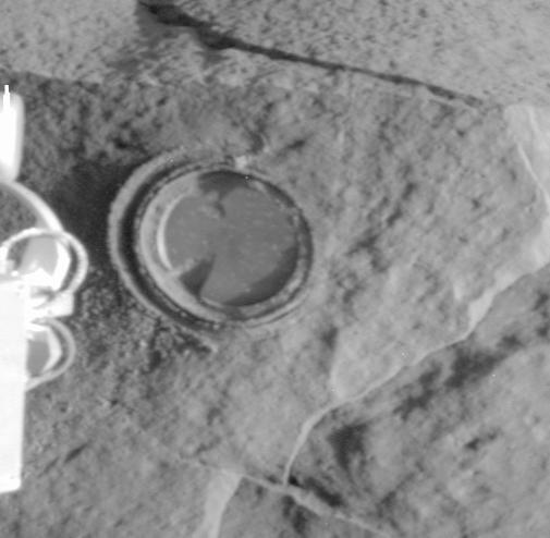 人类在火星表面上留下的第一个“人造”洞。