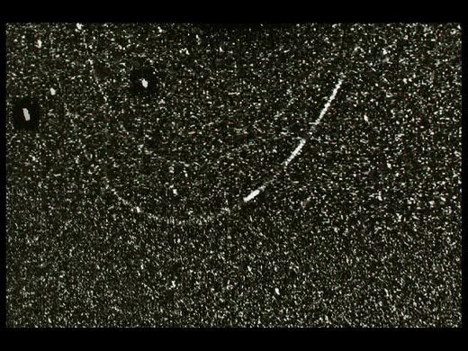 两个海王星环和由“旅行者2号”发现的海王星的卫星Larissa(1989N2)，该卫星在图的最左边留下一个短的轨迹（旅行者二号摄）