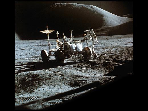 阿波罗15飞船的宇航员和月球车