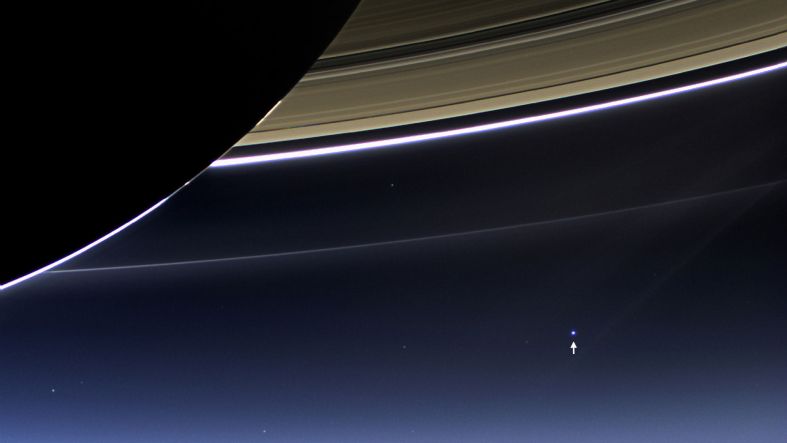 卡西尼号从土星回望地球