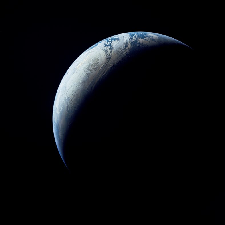 阿波罗4号无人飞船1.5万公里外回望地球